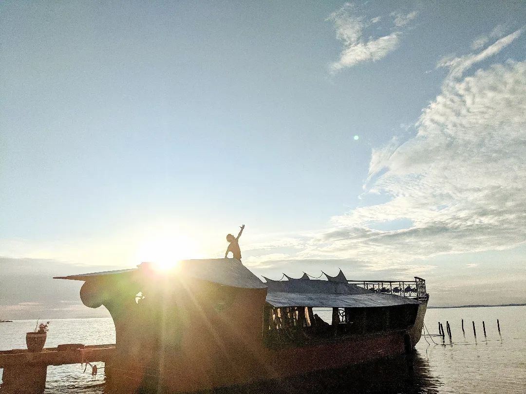 The Silver Fulu is finally on the water! 🌊
We are so excited to give our guests a luxurious and elegant ride to Bulago, fitted with a bathroom, kitchen, bar and sun deck 🌞#thesilverfulu #oneminutesouth #islandlife #lakevictoria #boatcruise #comingsoon #luxuryboat #equator #island #bulagoisland #experiencelakevictoria #adventure #holiday #daytrip